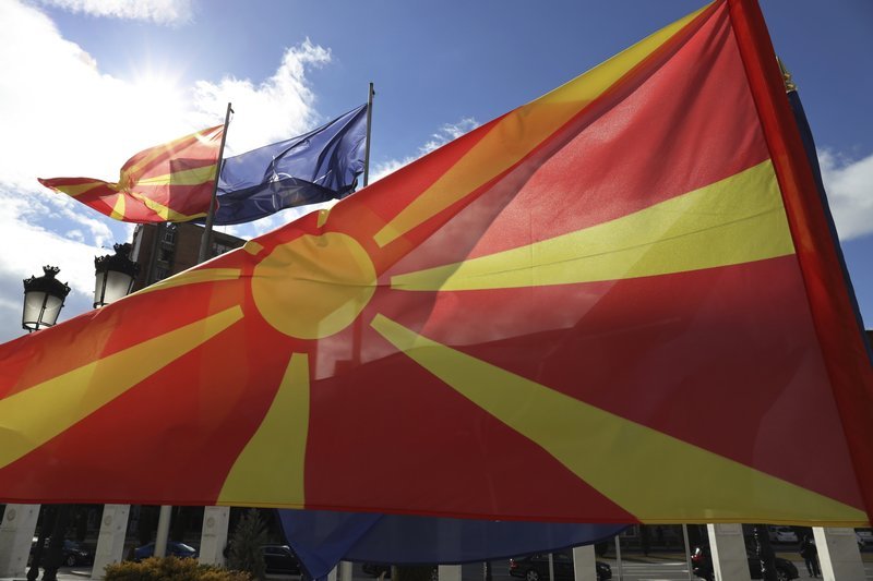 Εντός έξι μηνών θα πρέπει να απομακρυνθεί ο Ηλιος της Βεργίνας, το σύμβολο που εμπεριείχε η πρώην κρατική σημαία της χώρας