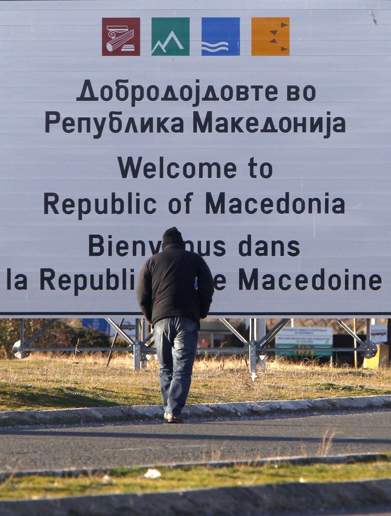 Παράλληλα το ΥΠΕΣ θα πρέπει να εξασφαλίσει αυτοκόλλητα με την ένδειξη NMK (το αρκτικόλεξο της ονομασίας North Makedonija) για τις πινακίδες κυκλοφορίας των οχημάτων
