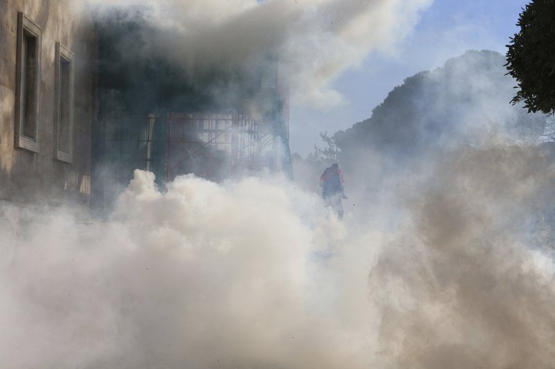 Διαδηλωτές φωνάζουν κατά του Εντι Ράμα