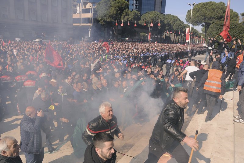 Χάος έξω από το κοινοβούλιο στα Τίρανα