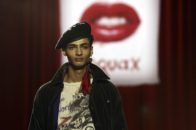 Σόου-διαμαρτυρία της Βίβιεν Γουέστγουντ -Μοντέλα με βαμμένα πρόσωπα και πλακάτ [βίντεο] | iefimerida.gr 6