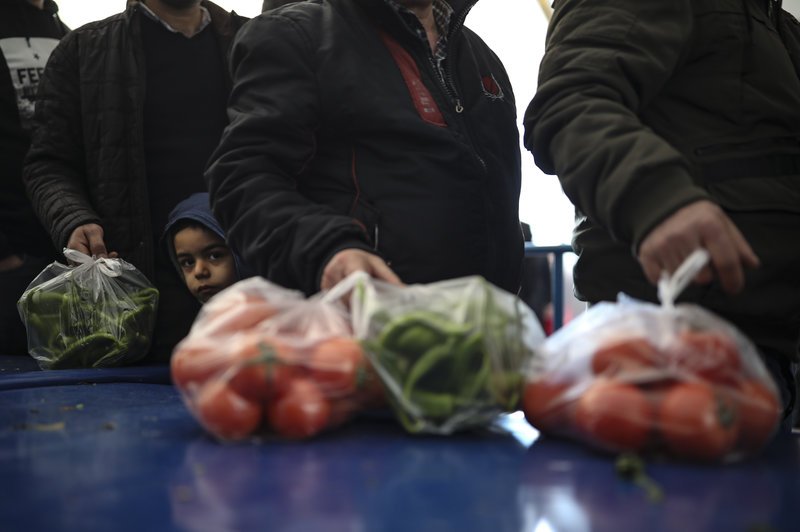 Κόσμος περιμένει στην ουρά για να αγοράσει φτηνά ζαρζαβατικά σε κρατικό παντοπωλείο στην Κωνσταντινούπολη (Φωτογραφία: ΑΡ)