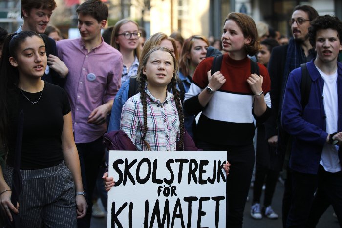 Το κίνημα αυτό ξεκίνησε τον Αύγουστο του 2018, όταν η 15χρονη Greta Thunberg κάθισε μπροστά από το σουηδικό κοινοβούλιο στη Στοκχόλμη απέχοντας από το σχολείο για τρεις εβδομάδες, διαμαρτυρόμενη για την έλλειψη δράσης σχετικά με την κλιματική αλλαγή. Δημοσίευσε όλα όσα έκανε στα μέσα κοινωνικής δικτύωσης και σύντομα έγινε viral