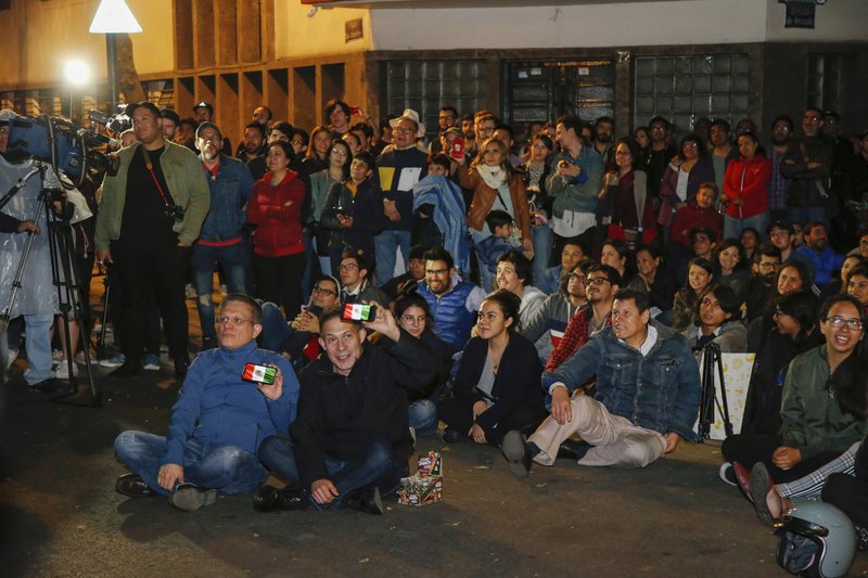 Στην Πόλη του Μεξικό, εκατοντάδες άνθρωποι συγκεντρώθηκαν σε δημόσιους χώρους για να γιορτάσουν τη νίκη του Κουαρόν