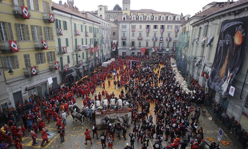 Ιταλία: Και ξαφνικά γέμισαν οι δρόμοι τόνους πορτοκάλια -Το έθιμο από τον Μεσαίωνα [εικόνες & βίντεο] | iefimerida.gr 4