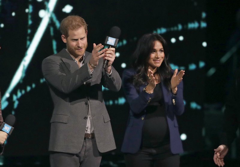 Εμφάνιση έκπληξη της Μέγκαν Μαρκλ αλά ροκ σταρ -Επισκίασε την Κέιτ Μίντλετον [εικόνες] | iefimerida.gr 0