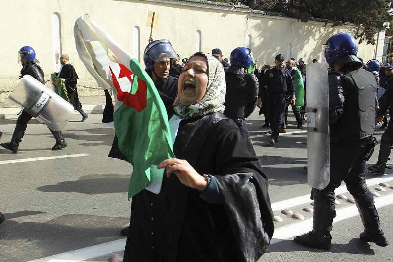 Σε τεντωμένο σκοινί η Αλγερία – Νέες μαζικές διαδηλώσεις κατά του προέδρου Μπουτεφλίκα [εικόνες & βίντεο]  | iefimerida.gr 3