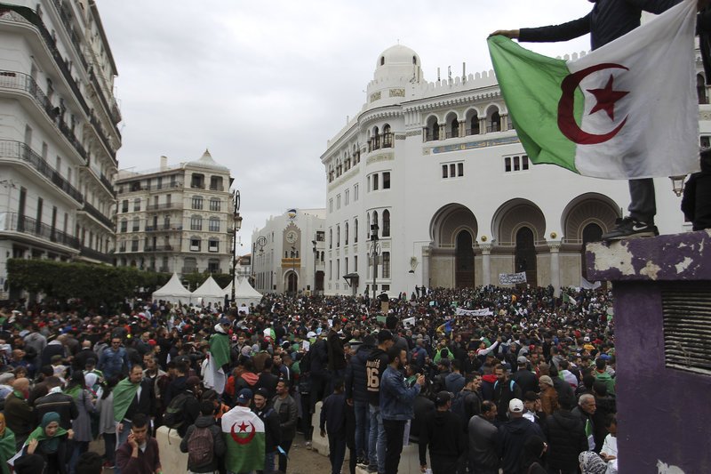 Σε τεντωμένο σκοινί η Αλγερία – Νέες μαζικές διαδηλώσεις κατά του προέδρου Μπουτεφλίκα [εικόνες & βίντεο]  | iefimerida.gr 0