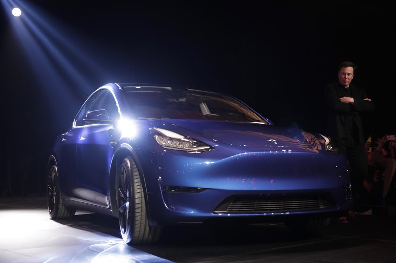 Ο Ελον Μάσκ δίπλα στο νέο Tesla Y -Φωτογραφία: AP Photo/Jae C. Hong