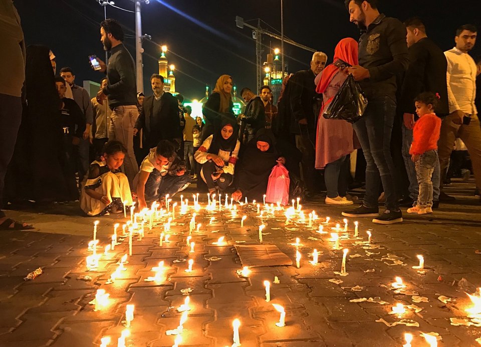 Συγγενείς των θυμάτων που πνίγηκαν στο ναυάγιο, θρηνούν και ανάβουν κεριά στη μνήμη τους (AP Photo/Farid Abdulwahed)