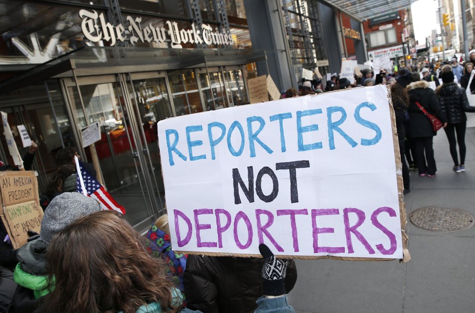 ΗΠΑ: H πρώτη διαδήλωση υπέρ του Τύπου μπροστά στα γραφεία των New York Times [εικόνες] | iefimerida.gr 1