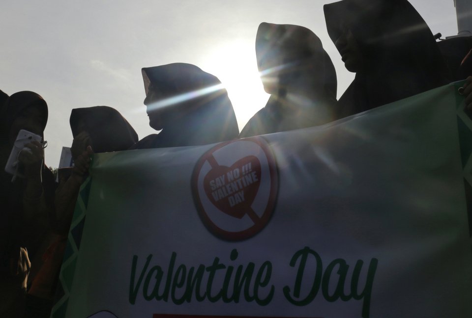 Μουσουλμάνες μαθήτριες στην Ινδονησία διαδηλώνουν κατά του Αγ. Βαλεντίνου [εικόνες]  | iefimerida.gr 1