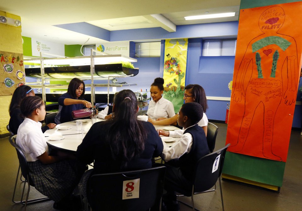 Η Μελάνια Τραμπ σε σχολείο του Ριάντ παίζει με τα παιδιά -Σαν τη Μισέλ Ομπάμα [εικόνες]  | iefimerida.gr 3