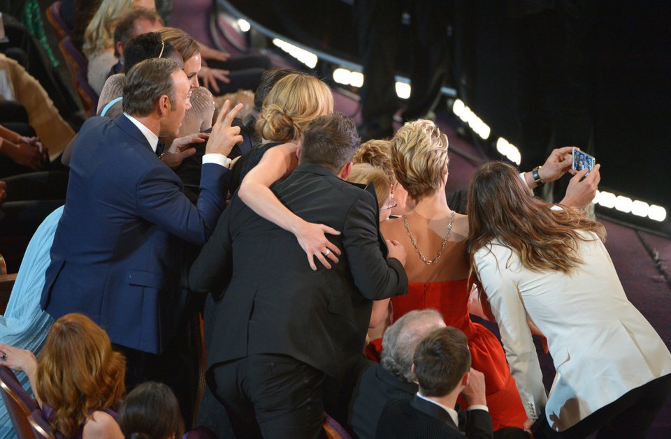 Οσκαρ: Πώς βγήκε η πιο πετυχημένη selfie όλων των εποχών -Τελικά ήταν στημένη ή όχι; [εικόνες & gif] | iefimerida.gr 4