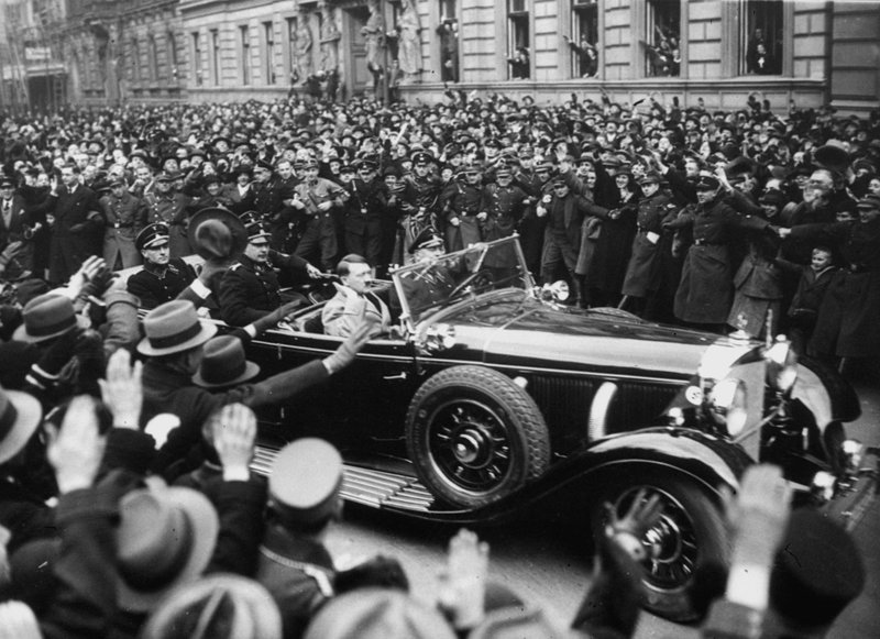 Στο «σφυρί» το πολυτελές αυτοκίνητο του Χίτλερ -Ενα από τα 4 μοντέλα που κατασκευάστηκαν [εικόνες] | iefimerida.gr 0