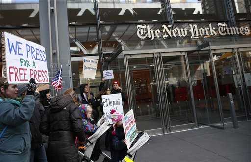 ΗΠΑ: H πρώτη διαδήλωση υπέρ του Τύπου μπροστά στα γραφεία των New York Times [εικόνες] | iefimerida.gr 0