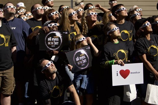 Εντυπωσιακές εικόνες από την ολική έκλειψη ηλίου -Εκατομμύρια κόσμος την απόλαυσε [βίντεο] | iefimerida.gr 10