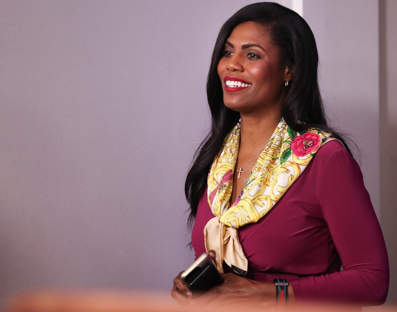 Παραιτήθηκε η τηλεπερσόνα σύμβουλος του Τραμπ, Ομαρόσα Μάνιγκολτ Νιούμαν [εικόνες] | iefimerida.gr 0