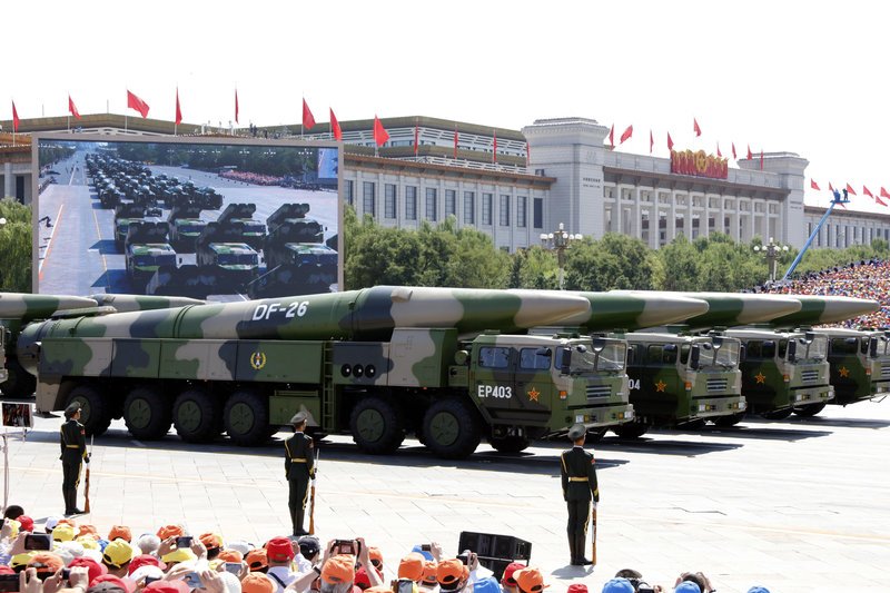 Πυραυλοφόρα οχήματα με DF-26 σε παρέλαση στο Πεκίνο το 2015 (Φωτογραφία: ΑΡ)