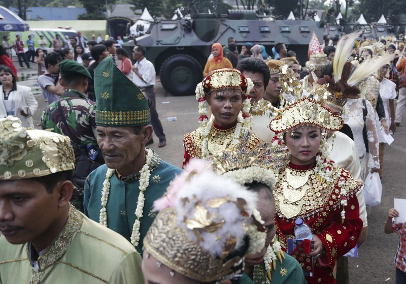 Στη Τζακάρτα άλλαξαν χρόνο με ομαδικό γάμο -«Ι do», για 500 ζευγάρια [εικόνες] | iefimerida.gr 4
