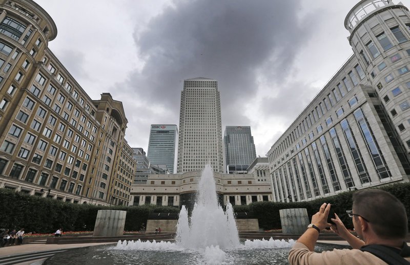 Γκρίζα σύννεφα στο Canary Wharf, την οικονομική συνοικία του Λονδίνου (Φωτογραφία αρχείου: ΑΡ)