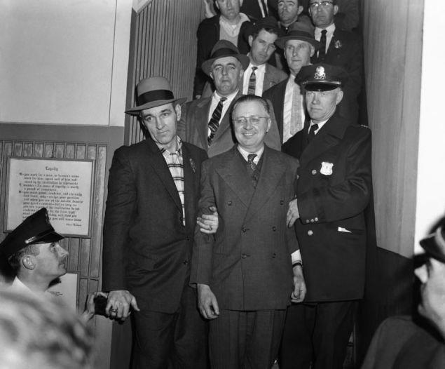 Ο Τζορτζ Μετέσκι με το σταυροκούμπωτο κοστούμι στο αστυνομικό τμήμα του Γουότερμπερι του Κονέκτικατ (Φωτογραφία: ΑΡ) 