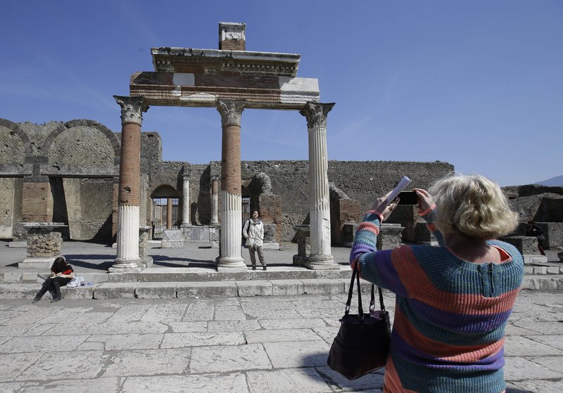 «Φρούριο» η Πομπηία: Ακόμη και στρατιώτες στη φύλαξη φοβούνται τρομοκρατική επίθεση | iefimerida.gr 0