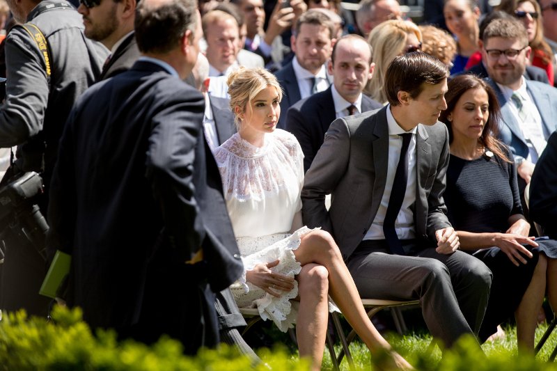 Η εμφάνιση των 5.000 δολ. της Ιβάνκα Τραμπ στο Λευκό Οίκο -Με Oscar de la Renta [εικόνες] | iefimerida.gr 1