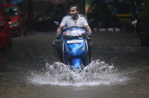 Ινδία: Η Βομβάη έχει παραλύσει από καταρρακτώδεις βροχές και πλημμύρες [εικόνες] | iefimerida.gr 0