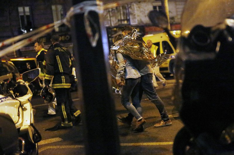 Ματωμένο Παρίσι: Από την επίθεση στο Charlie Hebdo ως το μακελειό στο Bataclan και τα Ηλύσια Πεδία [εικόνες & βίντεο] | iefimerida.gr 7