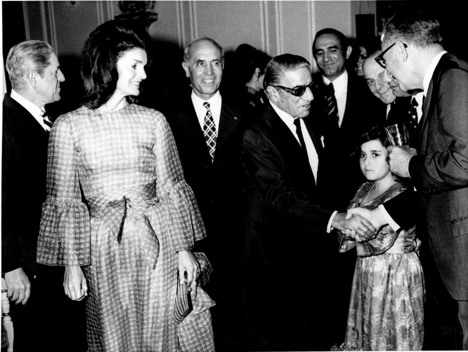 Βοηθός του Ωνάση γράφει για τη σχέση του με την Τζάκι: Κάθονταν στον καναπέ και έτριβε ο ένας την πλάτη του άλλου | iefimerida.gr 1