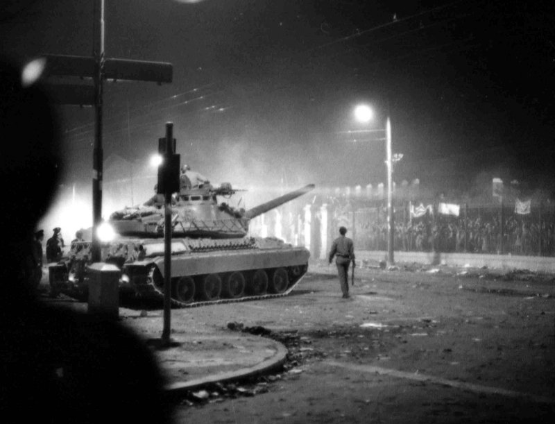 «Τουλάχιστον 13 άτομα σκοτώθηκαν και εκατοντάδες τραυματίστηκαν κατά τις αναταραχές, οι οποίες κατεστάλησαν από άρματα μάχης και δυνάμεις ασφαλείας»