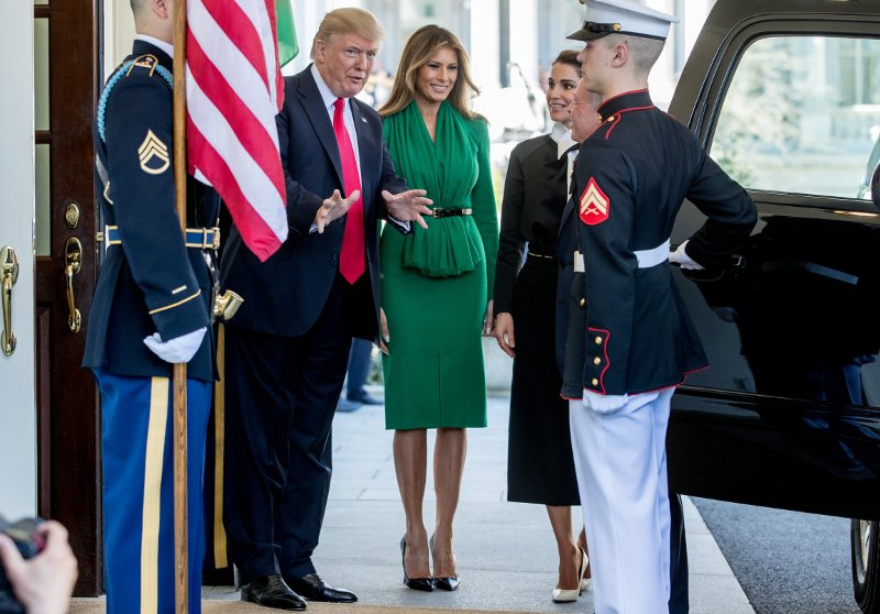 Σκληρός ανταγωνισμός για το... στιλ: Η συνάντηση της Μελάνια Τραμπ με την βασίλισσα της Ιορδανίας Ράνια, στο Λευκό Οίκο [εικόνες] | iefimerida.gr 3