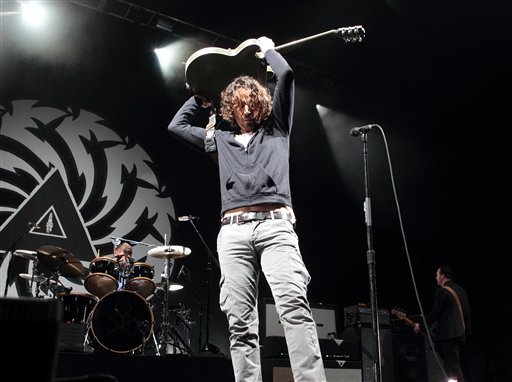 Σοκ στην παγκόσμια μουσική σκηνή: Εφυγε ξαφνικά από τη ζωή ο Κρις Κορνέλ [εικόνες & βίντεο] | iefimerida.gr 1