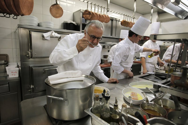 Μία κάμερα ακολουθούσε επί 2 χρόνια τον βραβευμένο με 18 αστέρια Michelin σεφ Αλέν Ντικάς [βίντεο] | iefimerida.gr 1