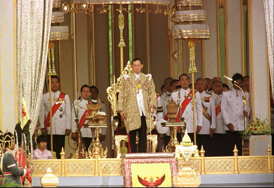 Χιλιάδες Ταϊλανδοί στην αποτέφρωση του βασιλιά τους -Σε χρυσό κρεματόριο [εικόνες & βίντεο] | iefimerida.gr 4