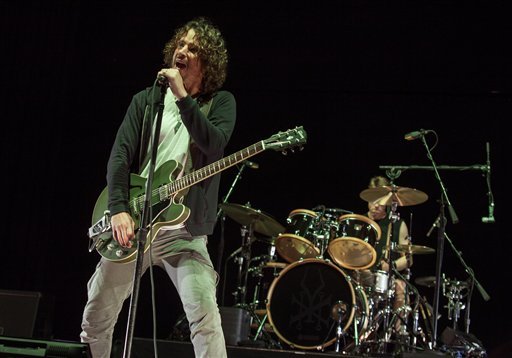 Σοκ στην παγκόσμια μουσική σκηνή: Εφυγε ξαφνικά από τη ζωή ο Κρις Κορνέλ [εικόνες & βίντεο] | iefimerida.gr 2