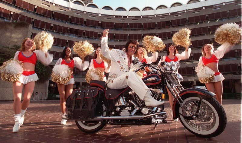 Ολα έτοιμα για το ετήσιο φεστιβάλ για τον Elvis -Eκατοντάδες λάτρεις με περούκες και παγιέτες [εικόνες] | iefimerida.gr 2