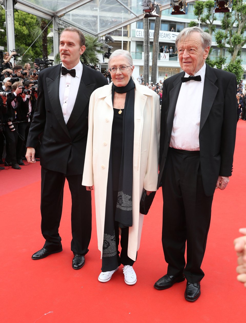 Μια κυρία με αθλητικά στο κόκκινο χαλί των Καννών [εικόνες] | iefimerida.gr 0