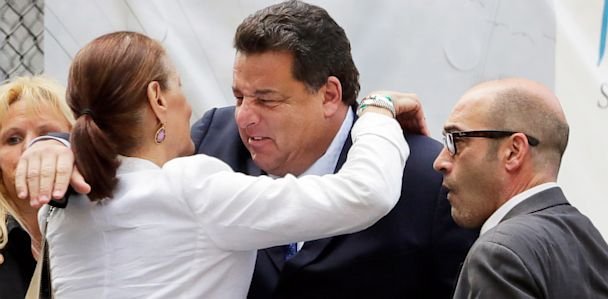 Ποτάμια δάκρυα από τους επώνυμους φίλους του στην κηδεία του Τόνι Σοπράνο [εικόνες]  | iefimerida.gr 3