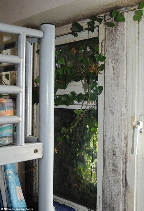 Χειροπέδες στους γονείς - τέρατα: Άφηναν τα πέντε παιδιά τους υποσιτισμένα μέσα στις ακαθαρσίες [εικόνες] | iefimerida.gr 1