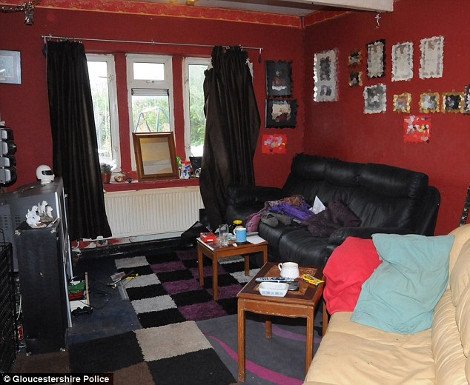 Χειροπέδες στους γονείς - τέρατα: Άφηναν τα πέντε παιδιά τους υποσιτισμένα μέσα στις ακαθαρσίες [εικόνες] | iefimerida.gr 2