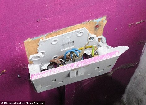 Χειροπέδες στους γονείς - τέρατα: Άφηναν τα πέντε παιδιά τους υποσιτισμένα μέσα στις ακαθαρσίες [εικόνες] | iefimerida.gr 4