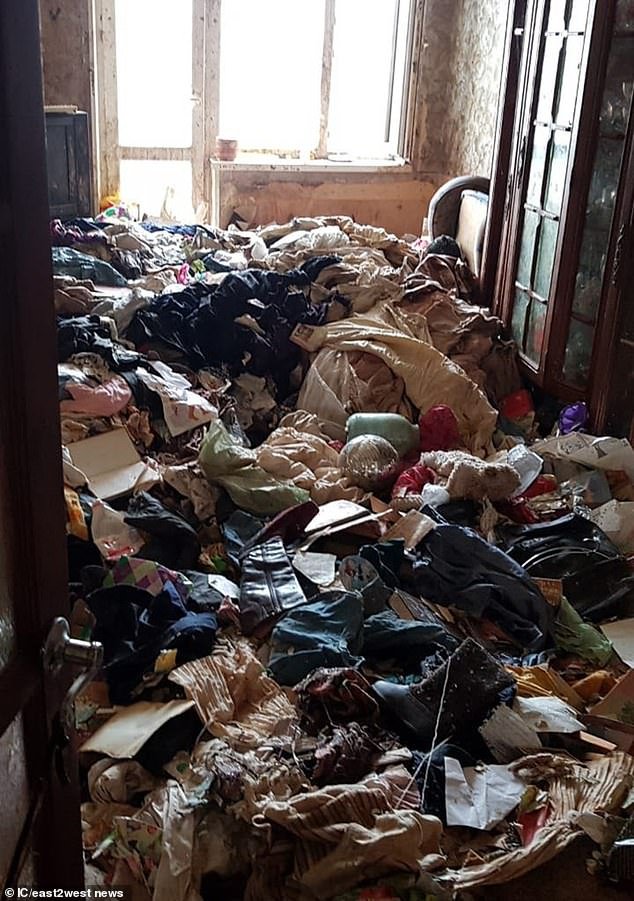 Η αστυνομία έπρεπ να φορέσει ειδικές στολές για να εισέλθει στο διαμέρισμα που ήταν γεμάτο με σκουπίδια και κατσαρίδες