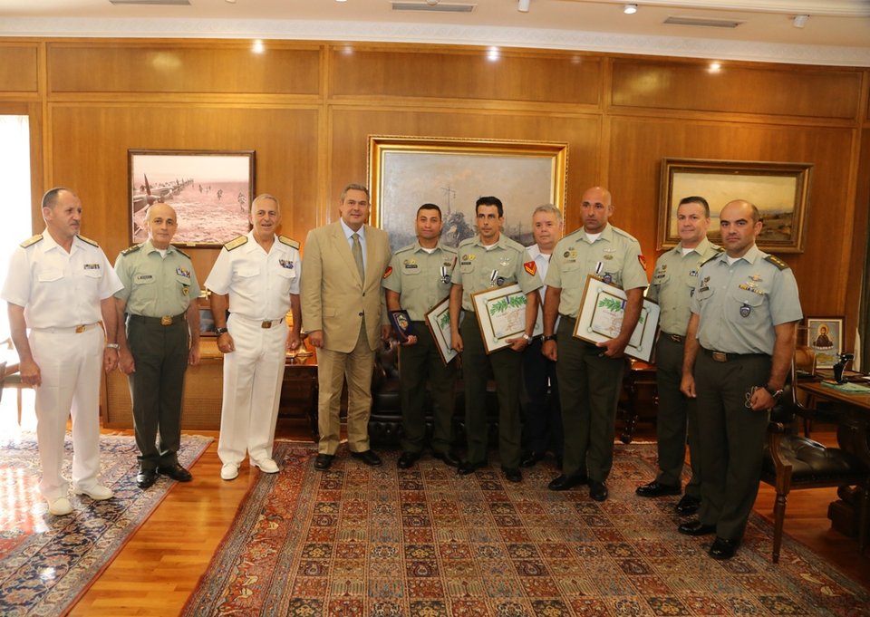 Oι καταδρομείς που απεγκλώβισαν τον πιλότο του Απάτσι -Βραβεύτηκαν στο ΥΠΕΘΑ [εικόνες] | iefimerida.gr 0