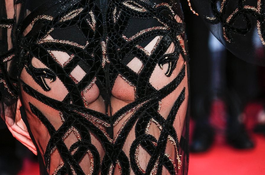 Το «γυμνό» φόρεμα της Kένταλ Τζένερ -Με σιθρού στις Κάννες [εικόνες]  | iefimerida.gr 1