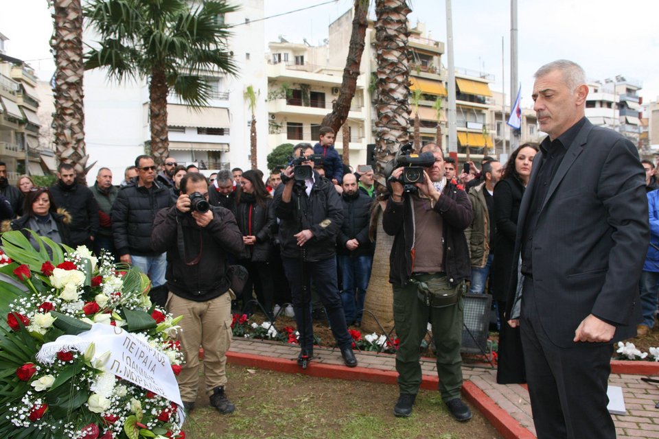 Ο Γιάννης Μώραλης καταθέτει στεφάνι (Φωτο: ΑΠΕ - ΜΠΕ)