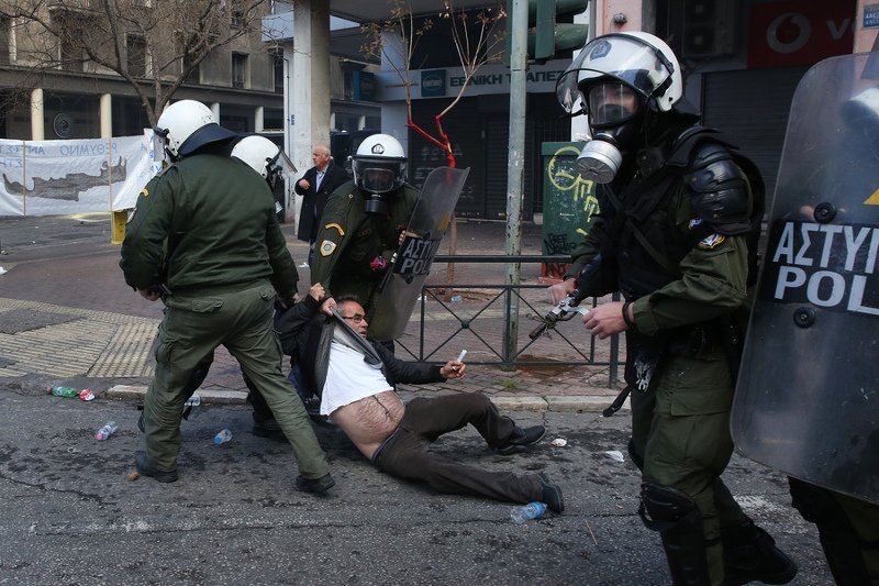 Μάχες σώμα με σώμα ΜΑΤ-αγροτών: Χημικά & μαγκούρες στο Αγροτικής Ανάπτυξης [εικόνες & βίντεο] | iefimerida.gr 5