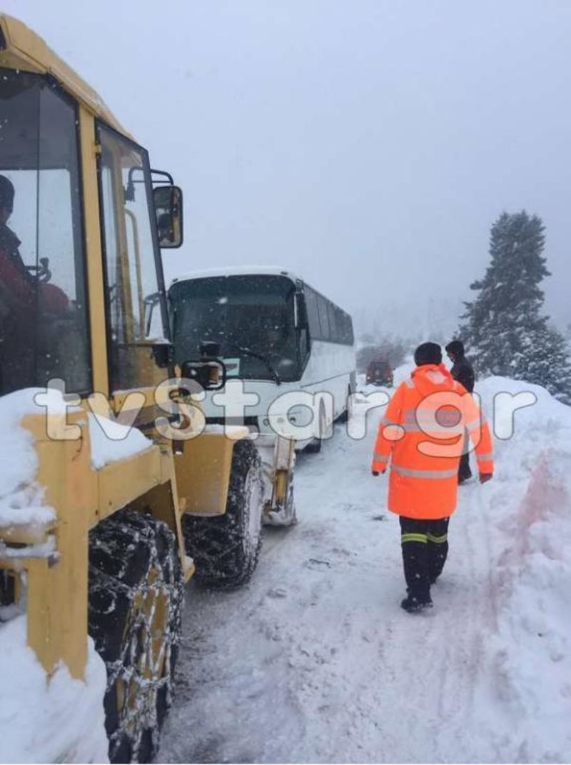 Κακοκαιρία «Σοφία»: Η στιγμή του απεγκλωβισμού 50 επιβατών λεωφορείου στον Παρνασσό [εικόνες] | iefimerida.gr 1
