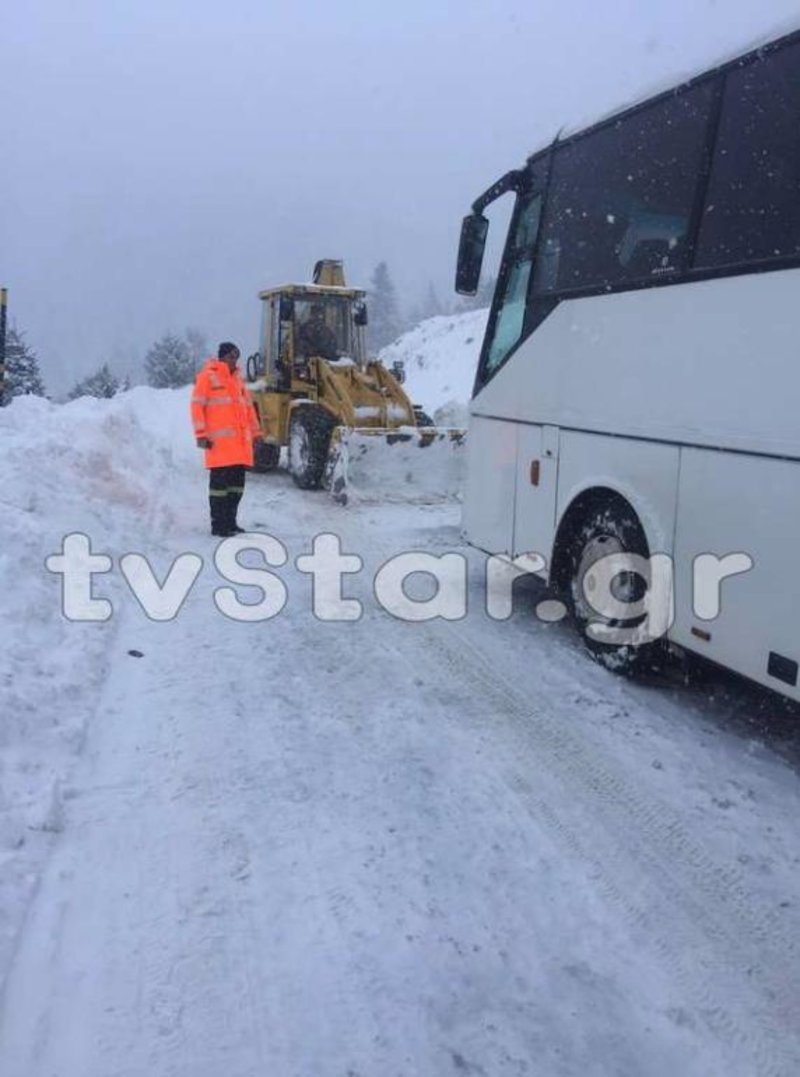 Κακοκαιρία «Σοφία»: Η στιγμή του απεγκλωβισμού 50 επιβατών λεωφορείου στον Παρνασσό [εικόνες] | iefimerida.gr 0